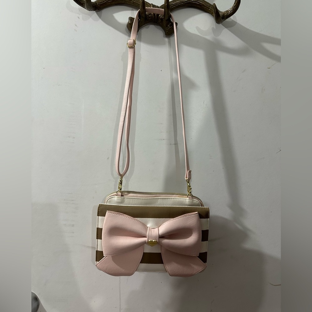 ((LOW START)) EUC BETSY JOHNSON PINK CROSSBODY WALLET/ MINI BAG